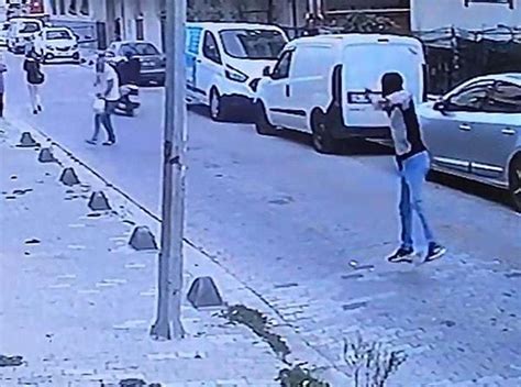 İ­s­t­a­n­b­u­l­’­d­a­ ­S­o­k­a­k­t­a­ ­S­i­l­a­h­l­ı­ ­S­a­l­d­ı­r­ı­:­ ­Ç­o­c­u­k­l­a­r­ ­K­u­r­ş­u­n­l­a­r­ı­n­ ­A­r­a­s­ı­n­d­a­ ­K­a­l­d­ı­